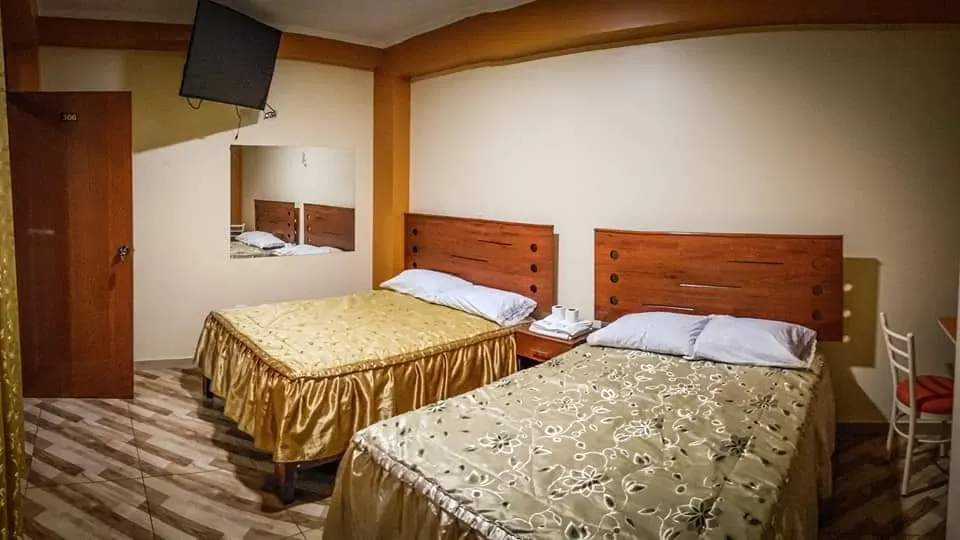 Habitación doble con dos camas de 2 plazas y TV