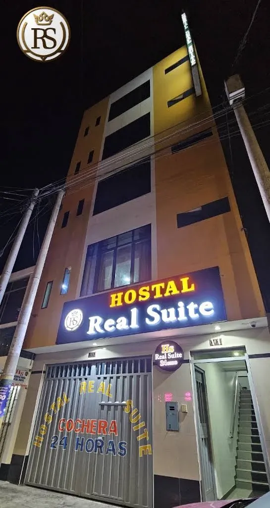 Fachada del Hostal Real Suite de noche