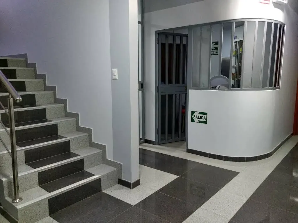Recepción y escalera de ingreso